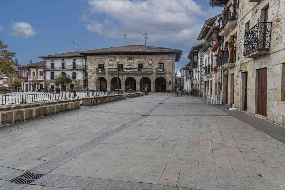 Vizcaya - Otxandio 01 - plaza Nagusia.jpg